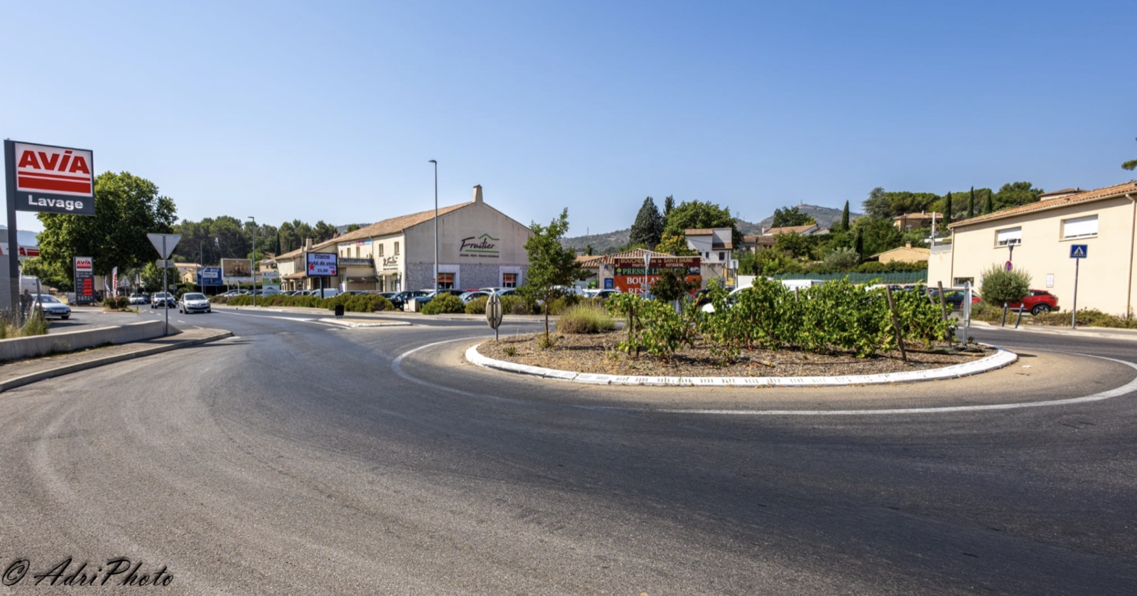 Le Fruitier vu depuis le rond-point d'accès à La Destrousse